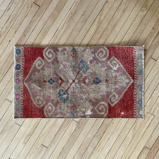 Vintage Hand-knotted Mini Rug (1’4” x 2’5”)