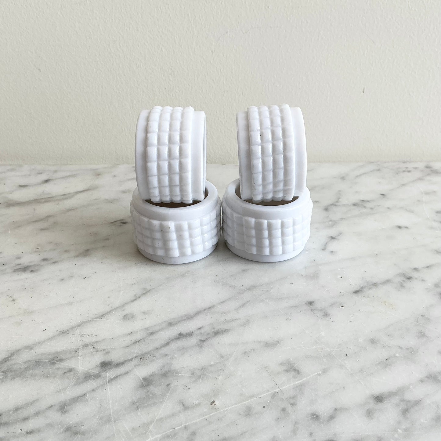 S/4 Vintage White Textured Napkin Rings