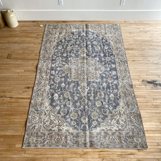 BELLA Vintage Blue Floral Hand-knotted Wool Rug (5.2 x 8.4)
