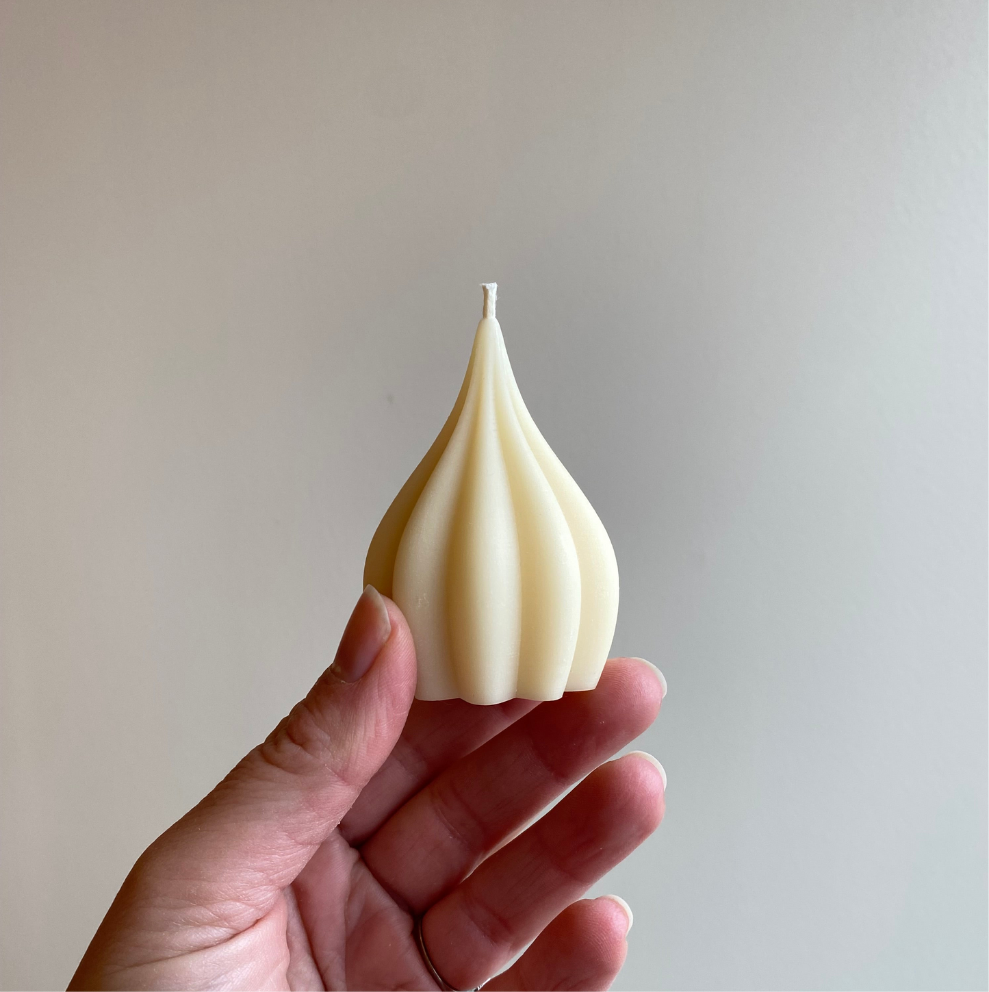 Beeswax Vanilla Meringue Kiss