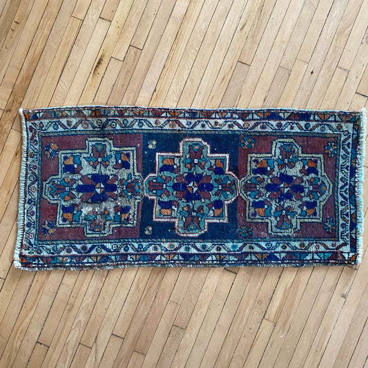 Vintage Hand-knotted Mini Rug (1’7” x 3’3”)