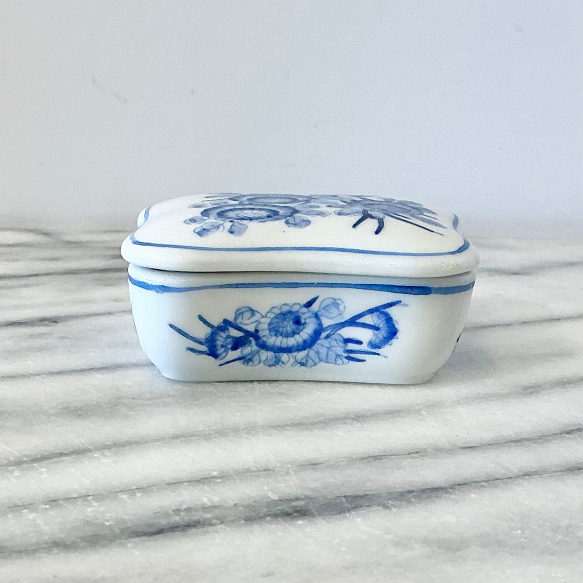 Small Vintage Porcelain Trinket / Pill Box