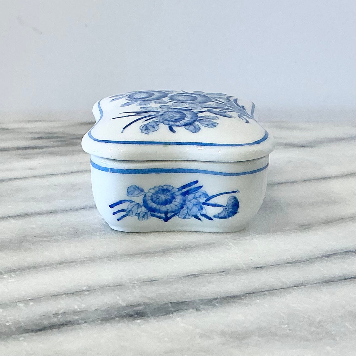 Small Vintage Porcelain Trinket / Pill Box