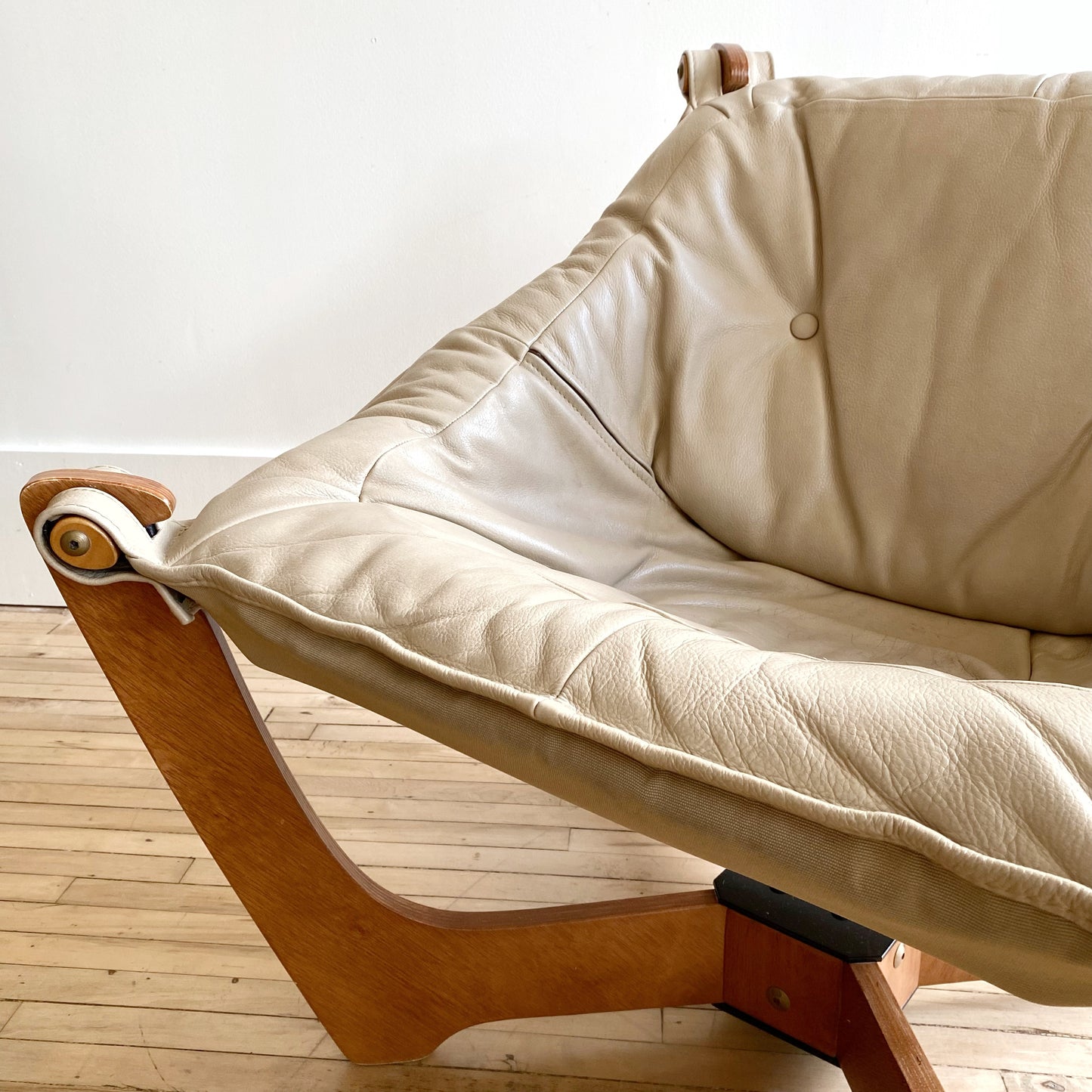 "LUNA" Low Back Leather Chair