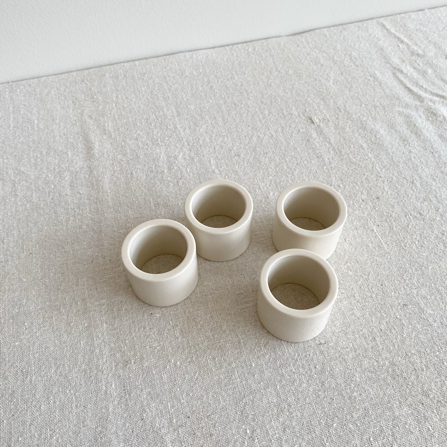 S/4 Vintage Post Modern White Napkin Rings