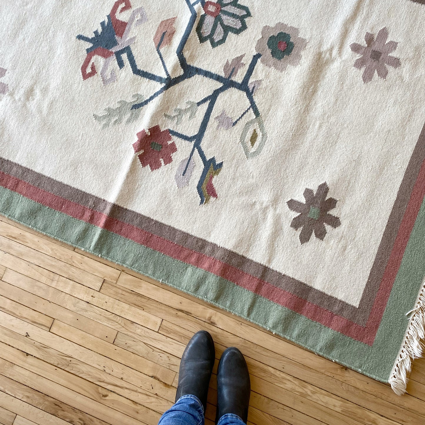Vintage Hand-Woven Floral Kilim Rug, (4' x 6')