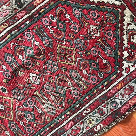 “HANNA” Vintage Hand-knotted Rug (2.4 x 4.10)