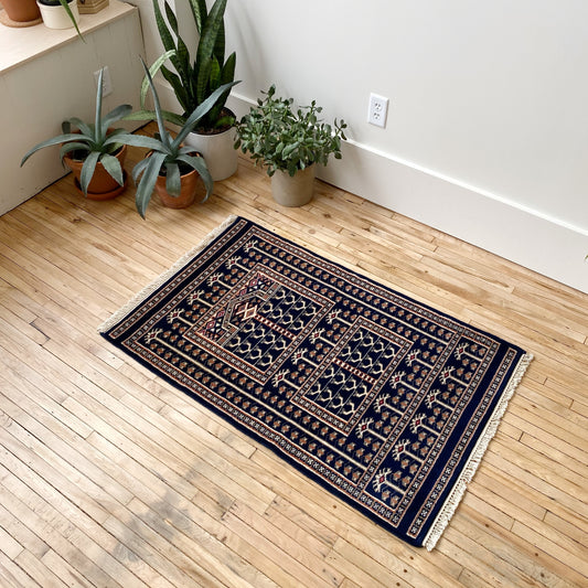 Vintage Hand-knotted Rug (2.7 x 4)