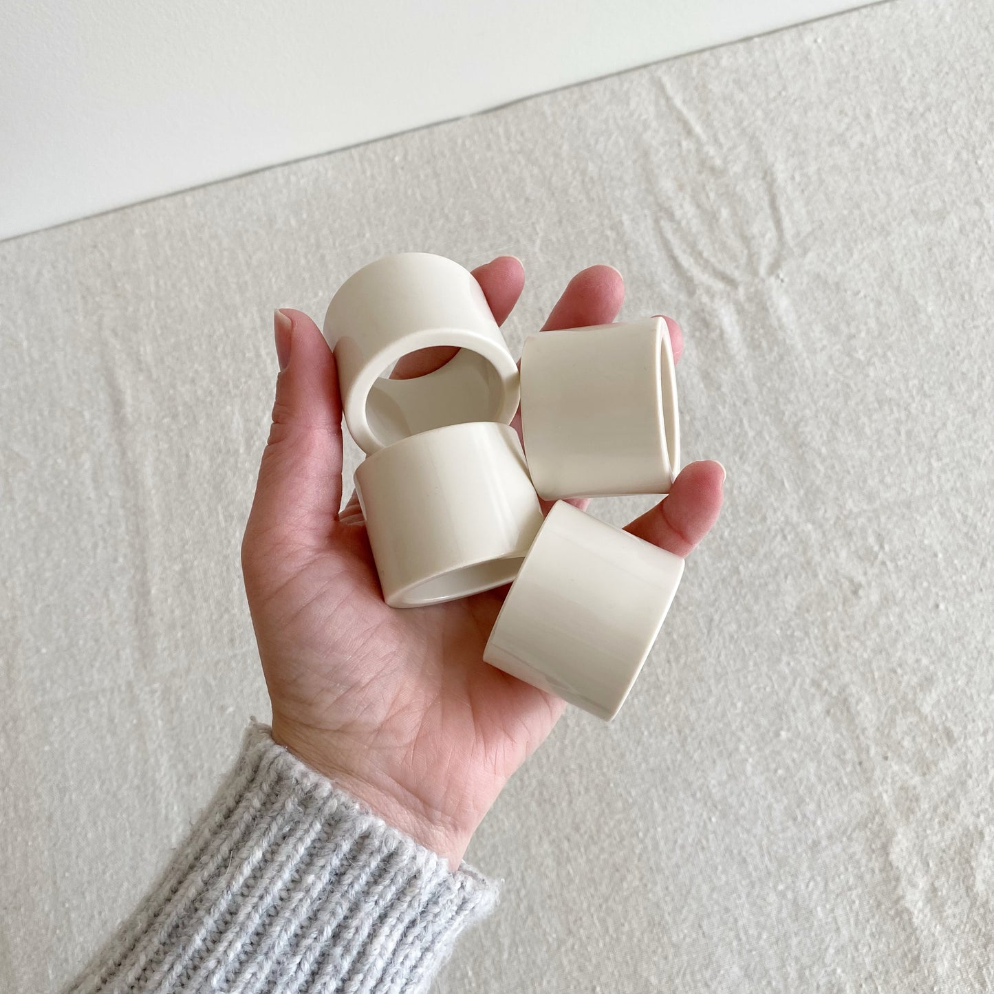 S/4 Vintage Post Modern White Napkin Rings