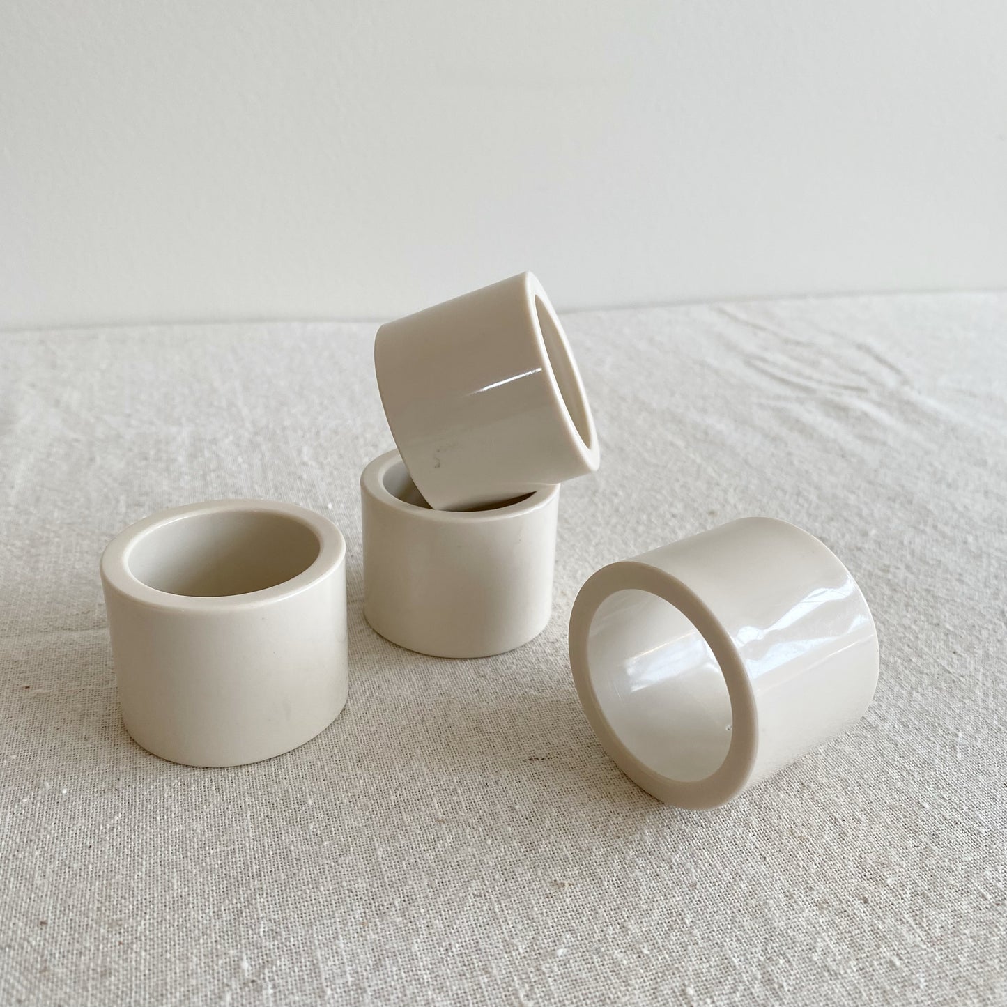 S/4 Vintage Post Modern White Napkin Rings