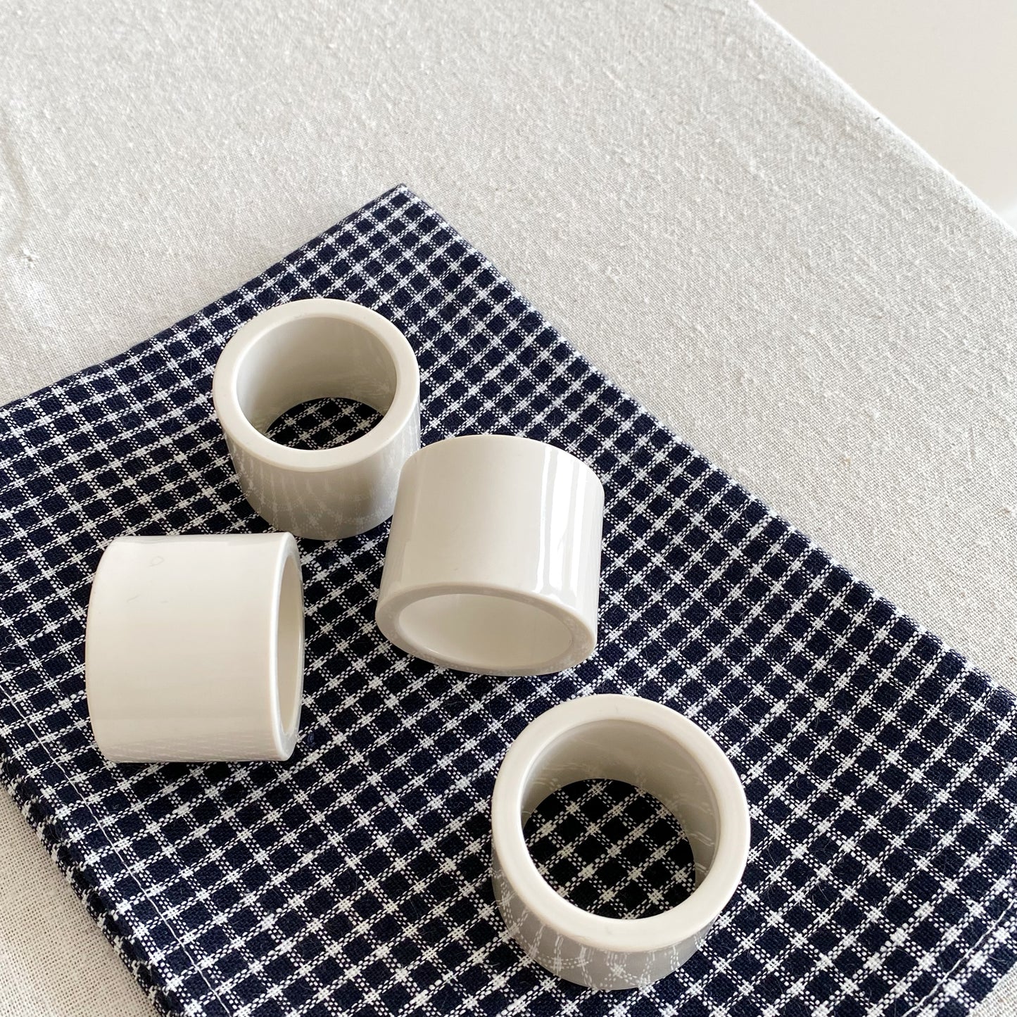 S/4 Vintage Post Modern White Napkin Rings