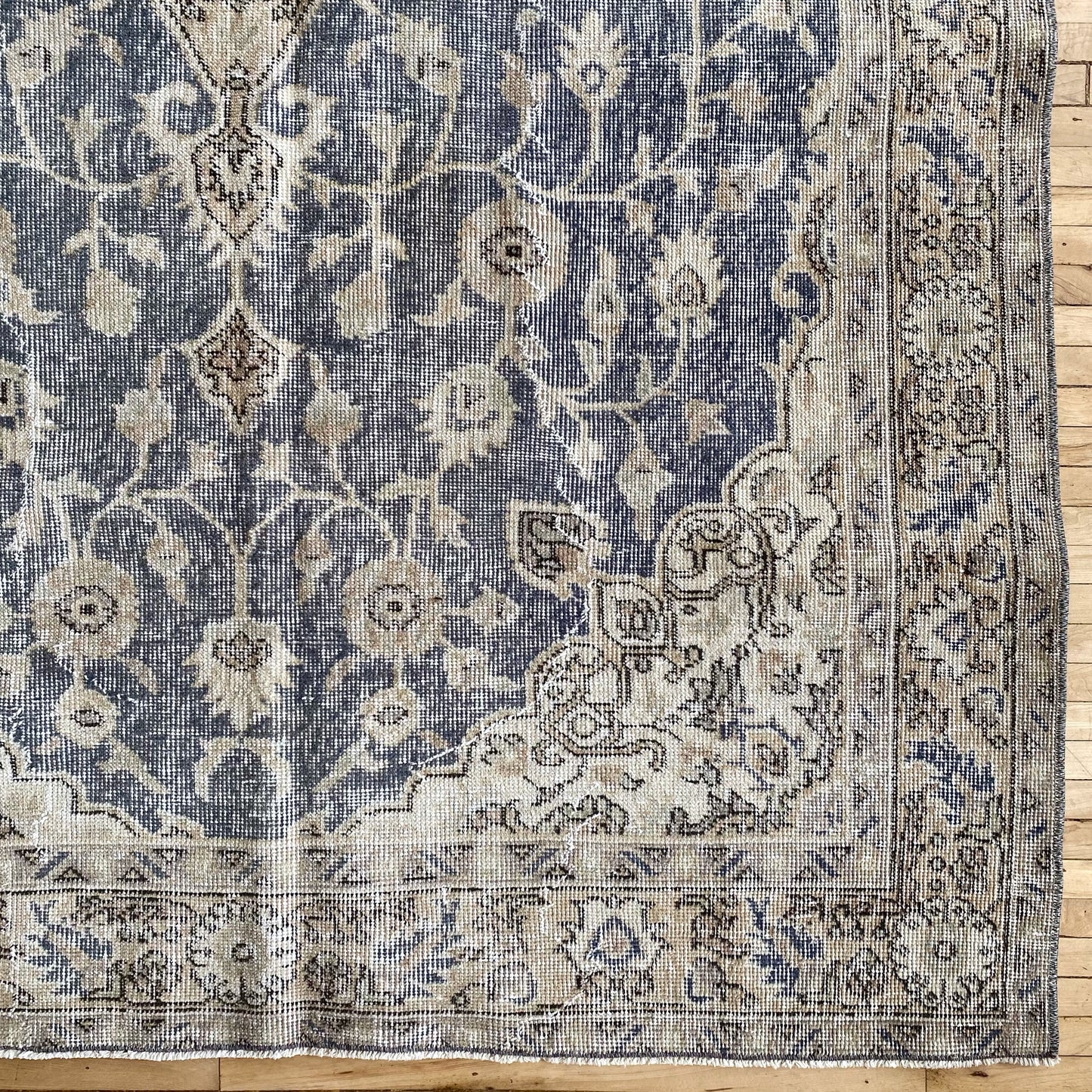 BELLA Vintage Blue Floral Hand-knotted Wool Rug (5.2 x 8.4)