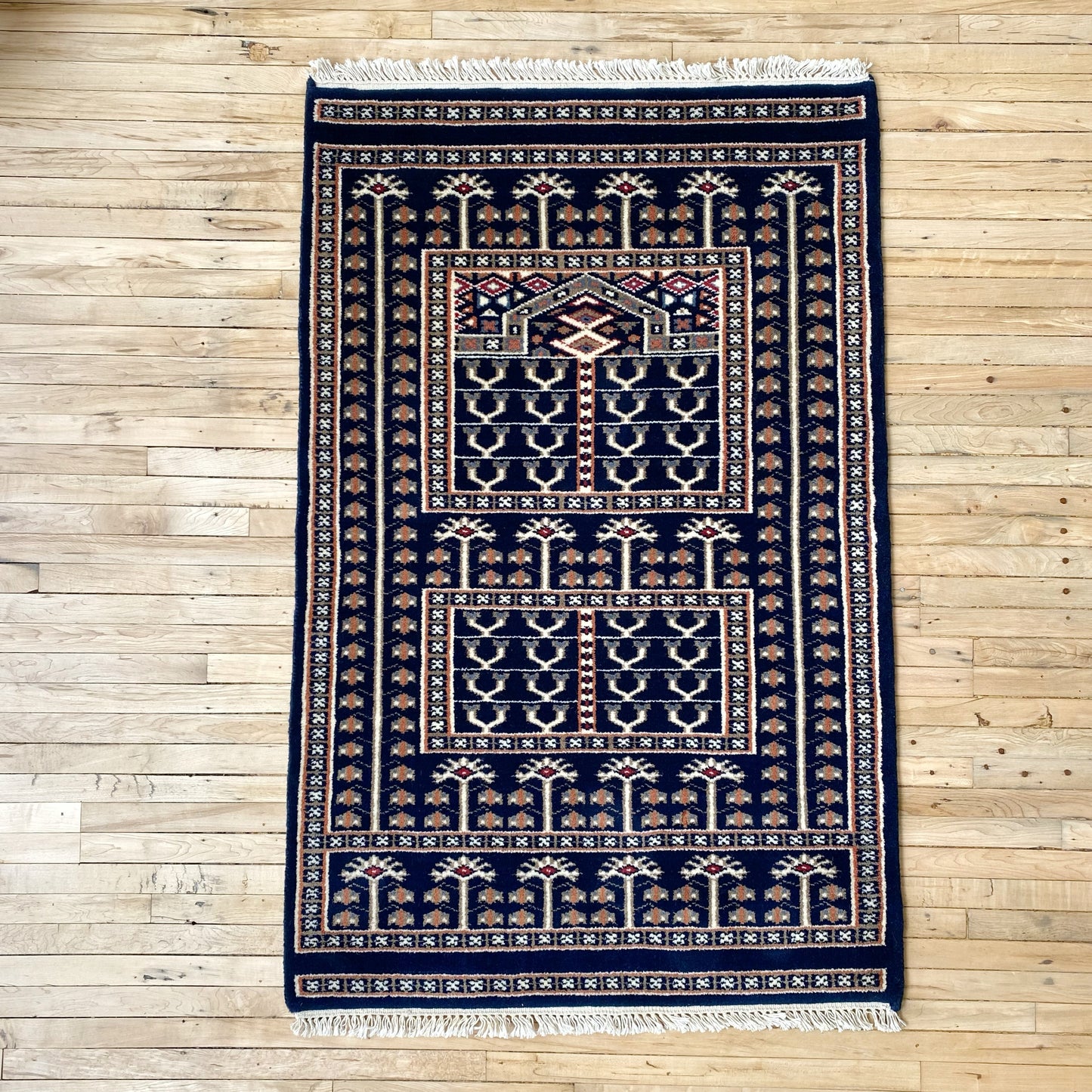 Vintage Hand-knotted Rug (2.7 x 4)