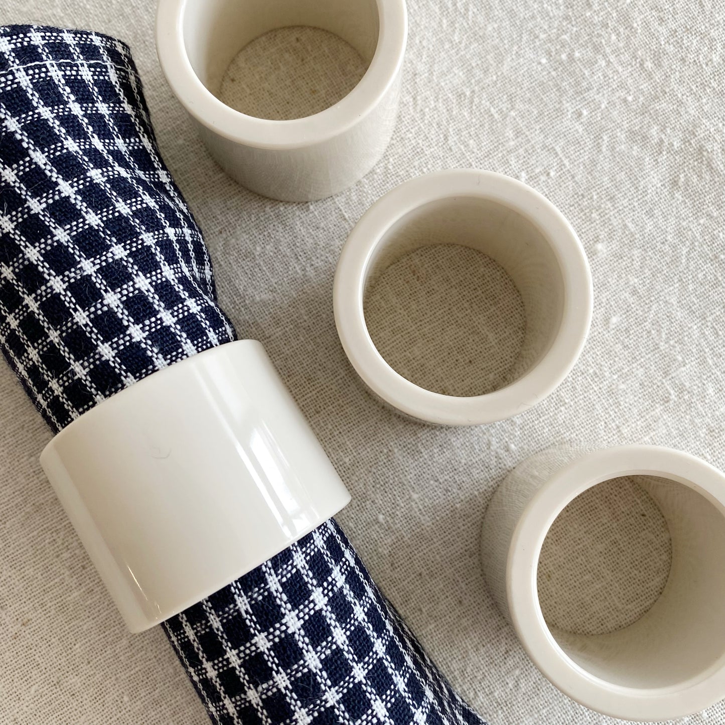 S/4 Vintage Post Modern White Napkin Rings