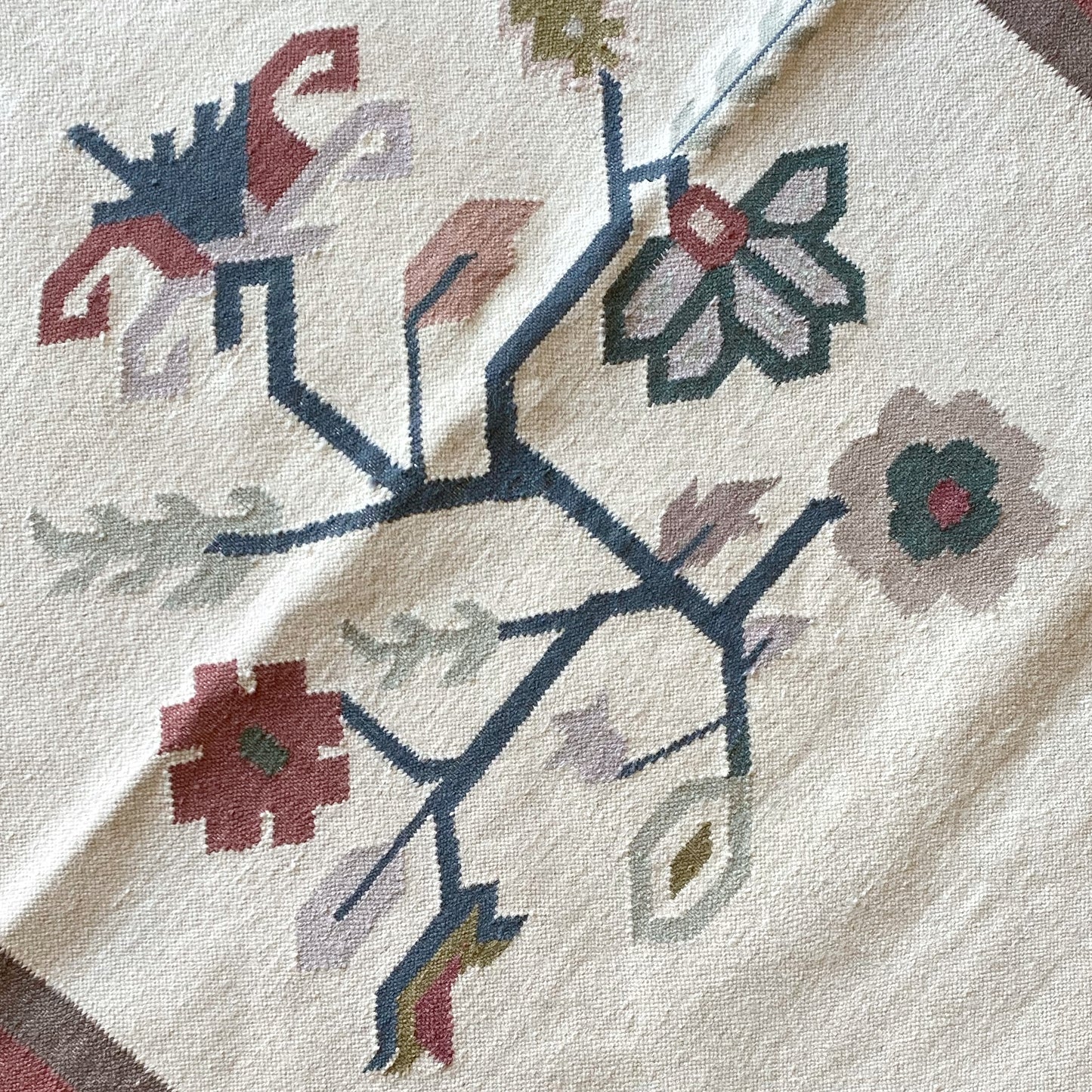 Vintage Hand-Woven Floral Kilim Rug, (4' x 6')