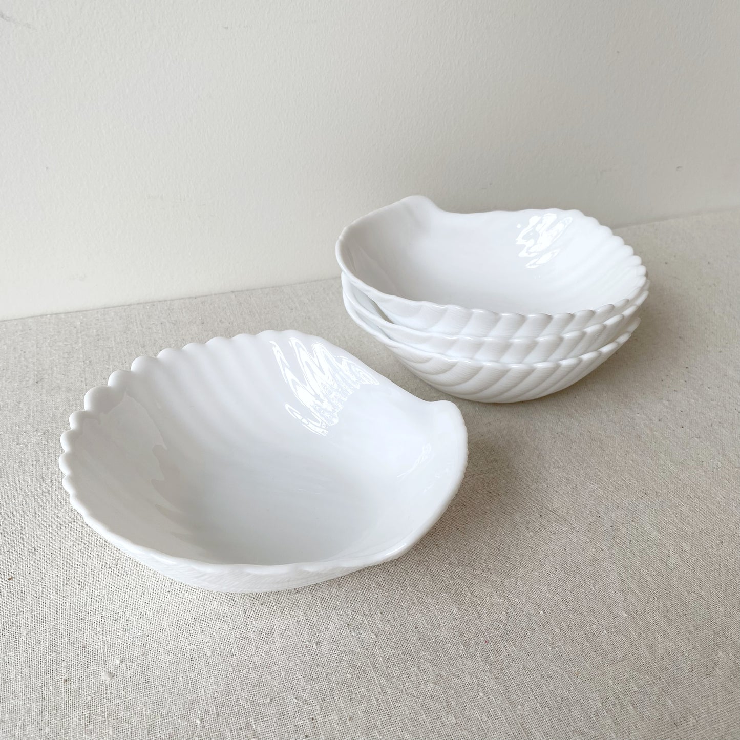 S/4 Vintage White Glass Seashell Bowls