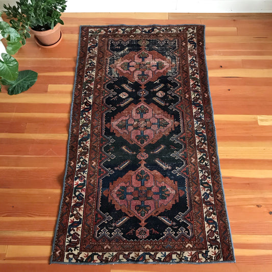 “DANA” Vintage Hand-knotted Area Rug (3.5 x 5.10)