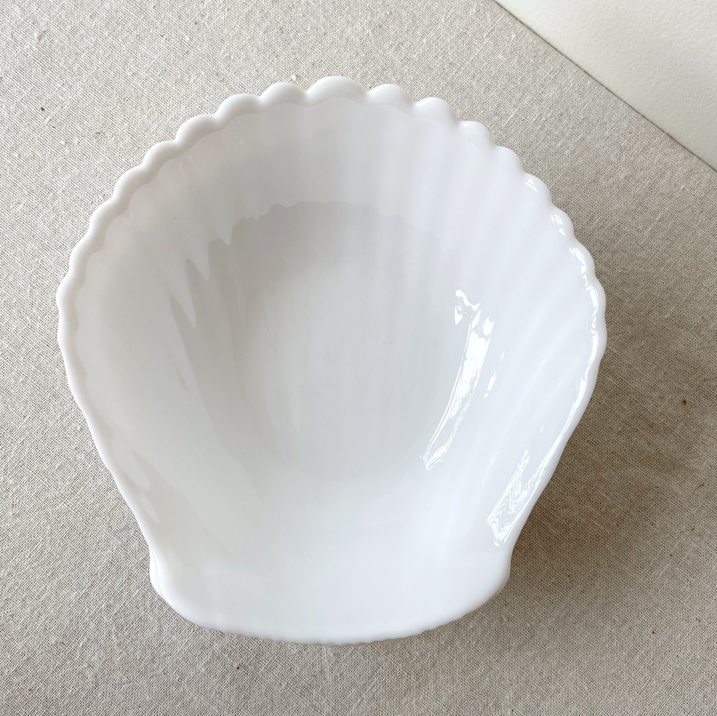 S/4 Vintage White Glass Seashell Bowls